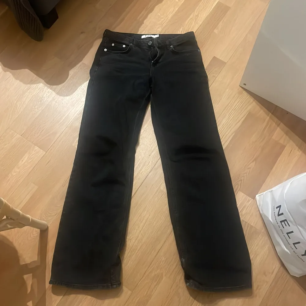 De populära na-kd jeansen i svart/väldigt mörk grå färg i storlek 34. Originalpris 699kr, kan diskutera pris :). Jeans & Byxor.