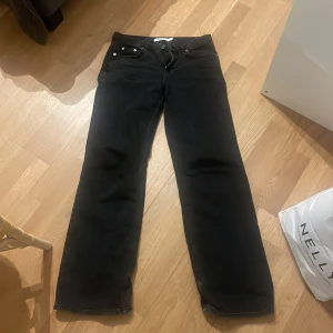 Na-kd jeans - De populära na-kd jeansen i svart/väldigt mörk grå färg i storlek 34. Originalpris 699kr, kan diskutera pris :)