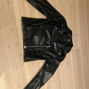 Skinnjacka bikerjacka - Jacka i fint skick. Sparsamt använd. Stl S 💕
