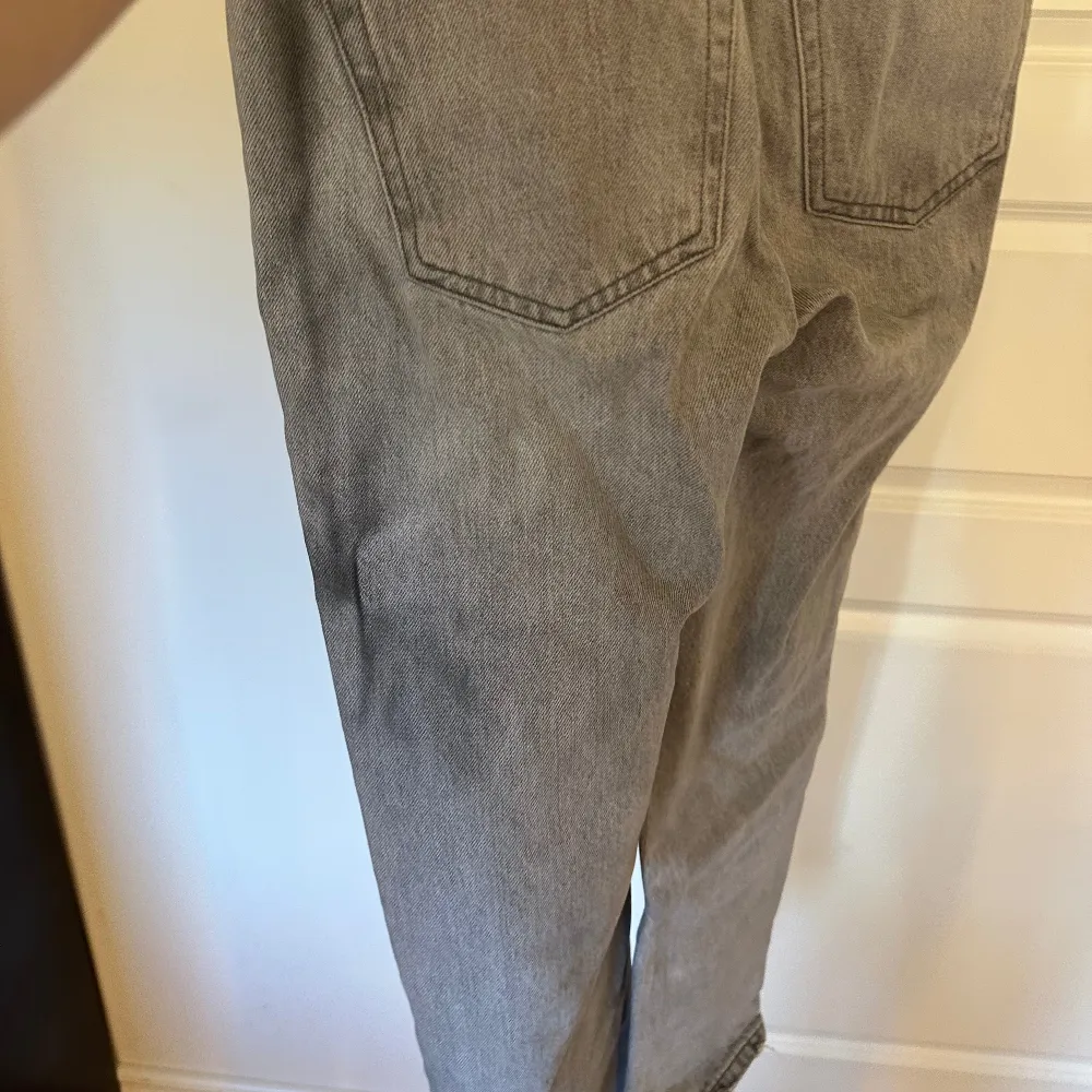 Lågmidjade jeans från Gina tricot i den populära modellen Low straight petite💕säljer då dem inte kommer till användning för mig och därav använda fåtal gånger. Har några mörkare partier i jeans färgen, skriv för föer bilder!!💕. Jeans & Byxor.