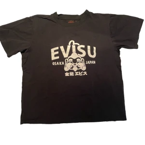 Evisu Tshirt  - på tagen står de L men den passar lite mer som M för den är lite kort 
