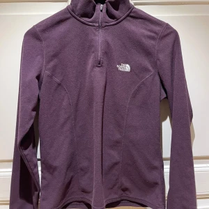 The North Face Fleece - Storlek M Dam. Mycket fin fleece i ett väldigt bra skick. Nypris 1100kr, vårat pris 299kr + frakt.  Känner ni för att köpa flera produkter samtidigt kan vi komma överens om paketpriser och frakt🤝