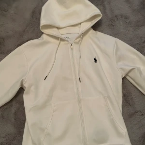 Vit polo kofta perfekt inför sommaren  - 9/10 i skick använd ett ett fåtal gånger storlek S men passar även M.