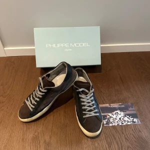 Philippe model skor - Säljer nu dessa sjukt snygga Philippe model skor | skick 8/10 | ny pris 3900 kr | mitt pris 1999 kr | Hör av dig vid lilla minsta fundering 😁💯