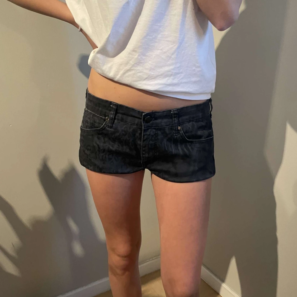 lågmidjade leopard jeansshorts - 90