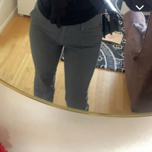 Gråa kostymbyxor i tall  - Säljer dess skit snygga kostym byxor i storlek 38 tall men passar mig som bär 36. Är enda ner till golvet även fast jag är 176