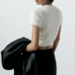 Topp från Zara - Superfin fluffig topp från Zara i storlek S. (Passar mellan XS-S) Endast använd en gång, nyskick! Nypris 259kr