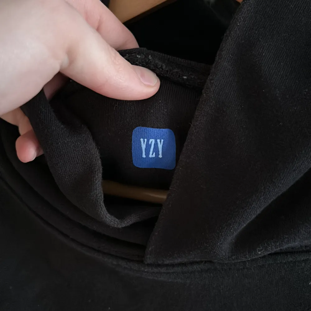 Yeezy gap hoodie som är riktigt tjock och skönt. Den är väldigt tung, doble layerd och lite croppad passform. I bra skick och sparsamt använd.. Hoodies.