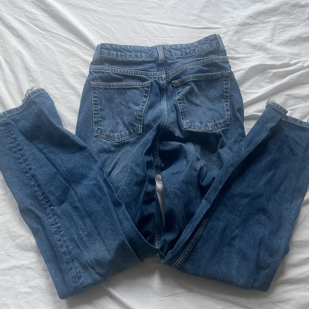 Säljer dessa jättesnygga baggy jeans eftersom jag tyvärr växt ur dom🩷 är synligt skadade längst ner vilket man ser mest på sista bilden därför är dom nedsatt pris🫶 lägger sig fint över skon, skriv om du har frågor!🫶. Jeans & Byxor.