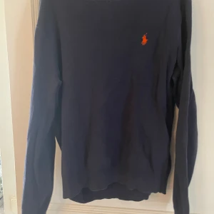 Ralph Lauren Sweatshirt - Har växt ur den är 184 cm 68kg passar folk 165-175 cm i längd som bäst skulle jag säga. Lite töjd i nacken 8.5/10 skick.