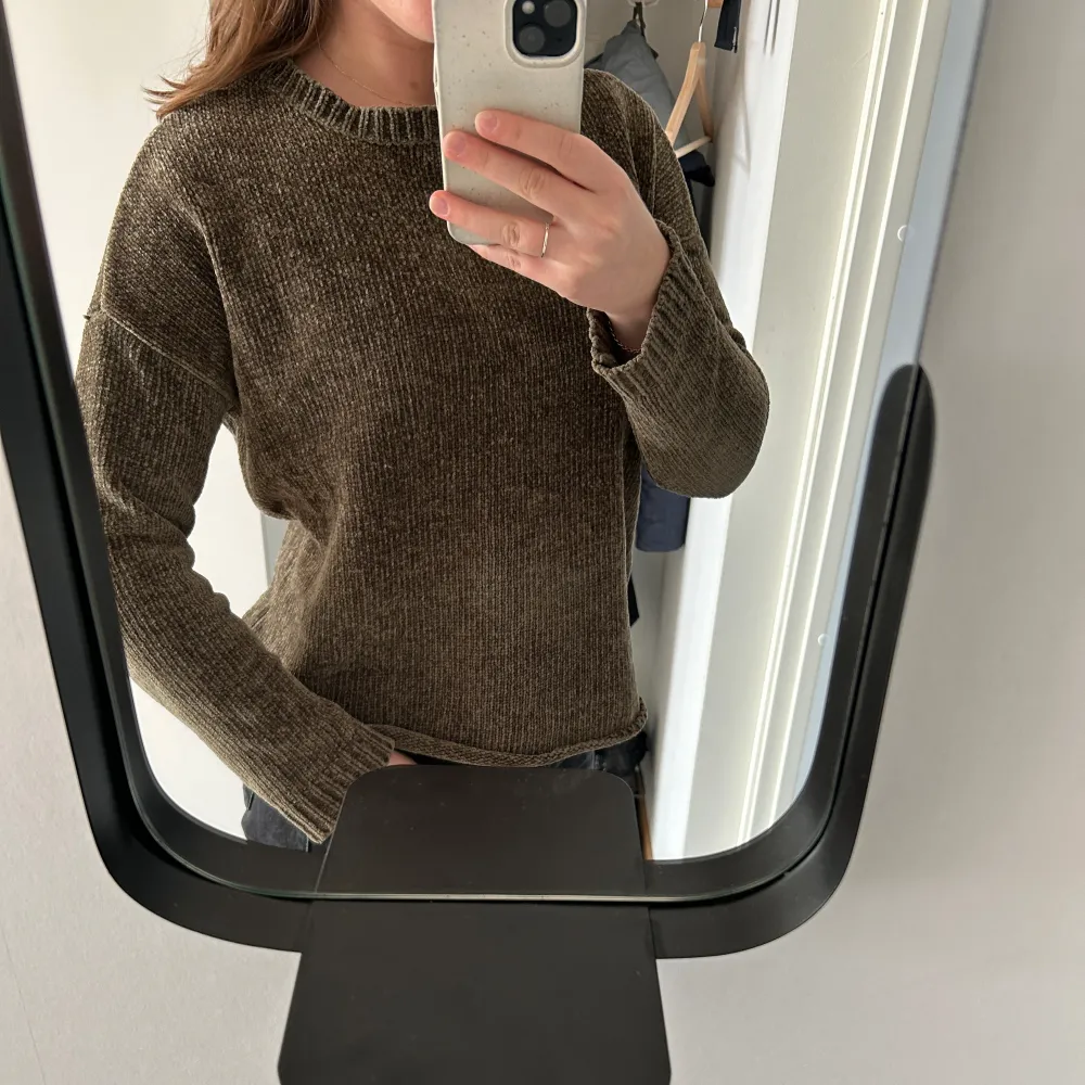 Grönbrun väldigt mysig stickad tröja från Vero Moda i storlek S, men passar mig som brukar bära M  Fråga gärna om fler bilder om det skulle vara av intresse :). Stickat.