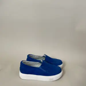 Fina blå sneakers i suede, perfekta nu inför våren!! 