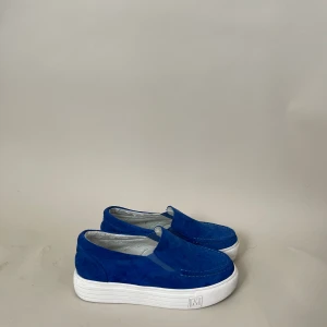 Blåa sneakers  - Fina blå sneakers i suede, perfekta nu inför våren!! 