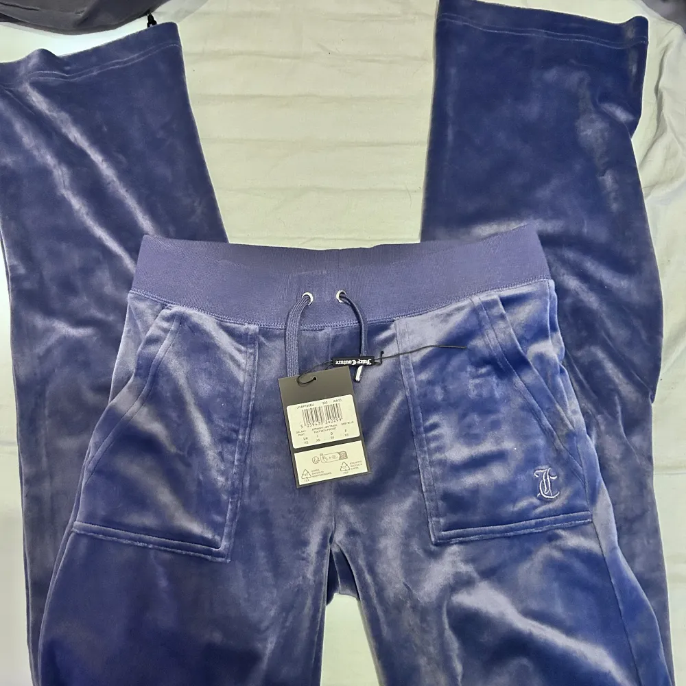 Juicy couture byxor i storlek xs och färg greyblue För stora för mig och endast använda en eller två gånger Köparen betalar frakt . Jeans & Byxor.