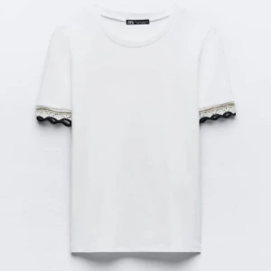 T-tröja - Fin tröja från Zara. Använd två gånger och är som ny. Bild 1 är en likande tröja men se bild 2 för att se detaljerna på armarna, som är den enda skillanden. Köpt för 169