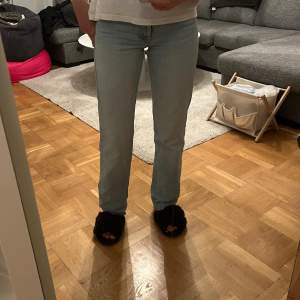 Säljer dessa ljusblåa midwaisted jeansen från zara, är i rak modell, men tyvärr är lite för små nu (har s i jeans). Jeansen är i storlek 34 (xs).  Tveka inte att ställa frågor eller be om fler bilder💖