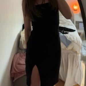 svart klänning - helt oanvänd tajt klänning från zalando (even & odd) supersnygg och skönt material 