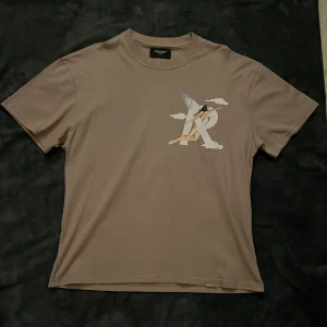 Represent t shirt - Säljer en perfekt T-shirt i toppskick (10/10), men den är något för oversized för min smak. Trots det är den stilfull och värd att bli en del av någons garderob. Har du frågor eller är intresserad? Priset går att diskutera