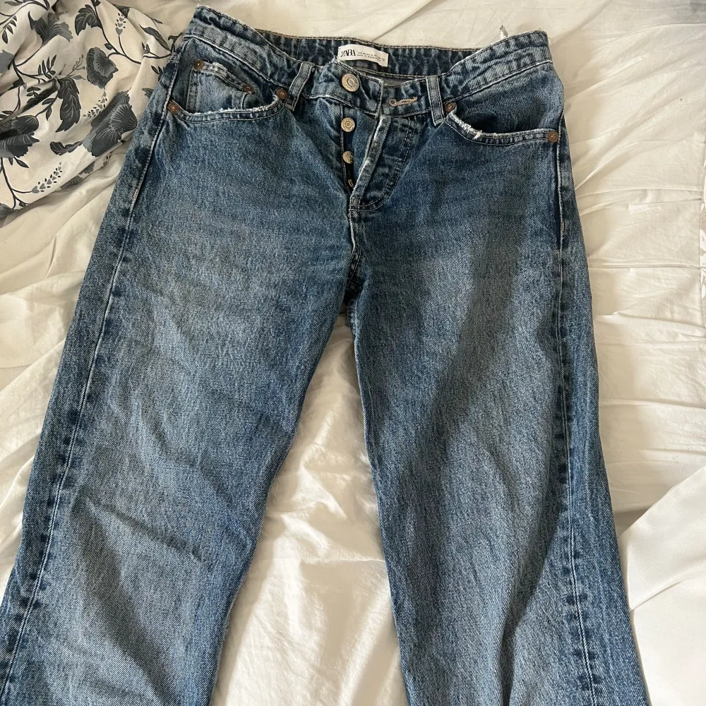 Säljer dessa extremt fina jeans då de inte passar mig längre (har börjat gymma…). De är som i nyskick och går ner till marken på mig som är 173cm. Har för mig att de slutat tillverka i denna färgen varav priset.(Hittar ej de på deras hemsida). Jeans & Byxor.