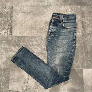 Ett par riktigt feta nudie jeans i modellen Grim Tim. Skicket är 9/10, väldigt sparsamt använda. Nypris på dessa är 1600. (Modellen på bilden är 185, 70 kg). 