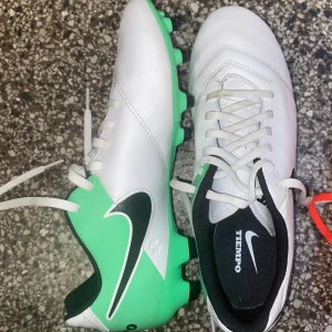 Nike tiempo  - Använt dessa fotbollsskor endast en gång. Sköna och i mycket bra skick. 