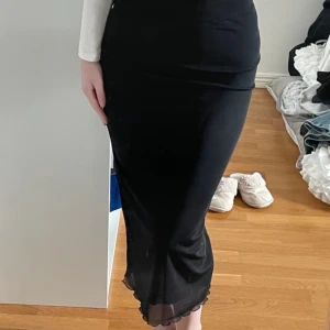 Svart midi kjol - Superfin midi kjol från lager 157💕Helt ny och oanvänd. Storlek xs. Man kan ha den lågmidjad och högmidjad. Vid frågor är det bara att skriva privat😇