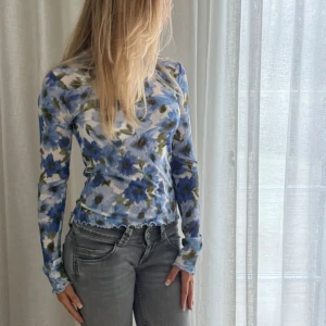 Meshtopp i blått blomprint - Tajt topp i tunnt tyg med primtal blomma. Ny. Ord pris 199kr, mitt pris 99kr