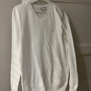 Lacoste tröja - Säljer min Lacoste tröja eftersom den aldrig används så den är så gott som oanvänd. Pris kan diskuteras vid snabb affär.