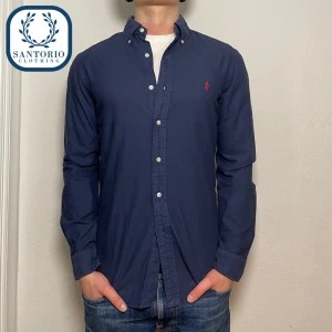 Ralph Lauren Skjorta Mörkblå  - Stilren Ralph Lauren skjorta i 9/10skick! Han på bilden är ca 175/67kg (S/M) Nypris: ca 1500kr Skriv vid frågor eller funderingar🙌