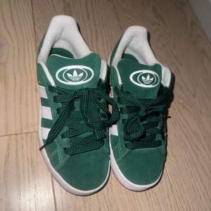 Jag säljer mina helt nya gröna Adidas campus 00s som jag köpte i Spanien på adidas, jag säljer dessa för att jag är hemma i Sverige nu och skorna är försmå och jag kan ej lämna tillbaka. Använda 1 gång och vita snören medföljer🙌