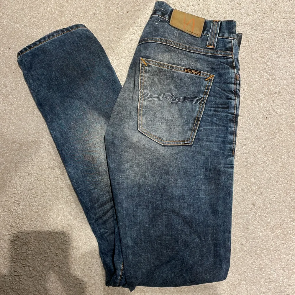 Säljer ett par Nudie Jeans i modellen grim tim. Storleken är 32/34 och färgen är ”used blackcoated”. Säljer då de tyvärr är aningen långa på mig, är 182.. Jeans & Byxor.