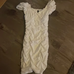 Klänning - En vit klänning som jag bara har haft på skolavslutning. Den är alltså i bra skick och storlek xxs
