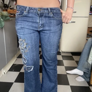 coola lågmidjade jeans - säljer dessa super snygga coola lågmidjade jeansen då de tyvärr inte passade mig🥺🥺midjemåttet är ca 40 cm och innerbenslängden ca 80 cm