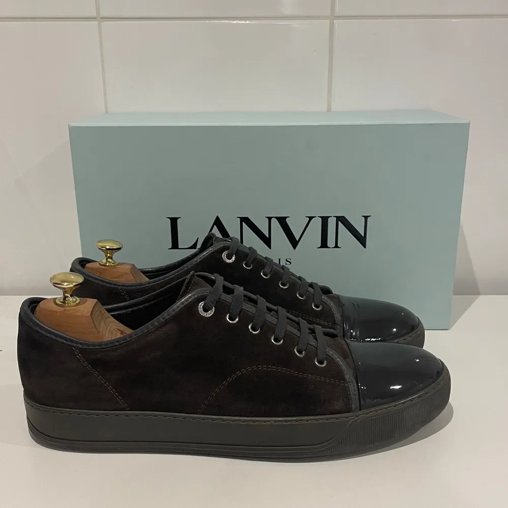Hej! Säljer nu dessa super snygga Lanvin skor. Skorna är i superfint skick 9/10. Bara skorna medföljer vid köp . Skor.