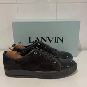 Hej! Säljer nu dessa super snygga Lanvin skor. Skorna är i superfint skick 9/10. Bara skorna medföljer vid köp 