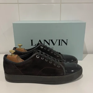 Lanvin skor  - Hej! Säljer nu dessa super snygga Lanvin skor. Skorna är i superfint skick 9/10. Bara skorna medföljer vid köp 