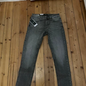 Jack and Jones jeans  - säljer nu mina helt oanvända jacka&jones jeans storlek 29-32 lapp sitter fortfarande på köpt för 400kr mitt pris 300kr  kond 10/10 hör av er vid frågor eller funderingar 
