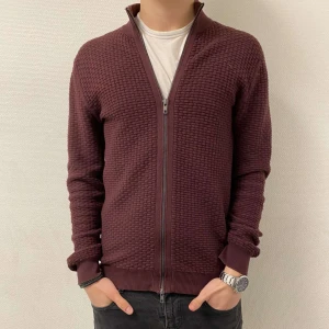 Full zip - Säljer nu denna asfeta Fullzip ifrån märket John Henric i ett perfekt skick. Storleken är S men skulle passa på som M med. Nypris ligger på 999kr❌ säljer nu för endast 349kr✅. Hör av dig vid minsta lilla fundering 😊