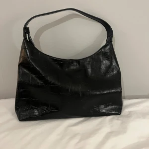 Svart väska nakd  - Snygg svart väska i crocomöster. Från nakd. Skriv för fler bilder eller andra funderingar😊