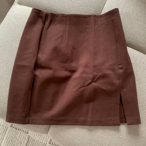 Minikjolar med slits - 2st minikjolar med slits på vänster sida. Säljer helst båda tillsammans.