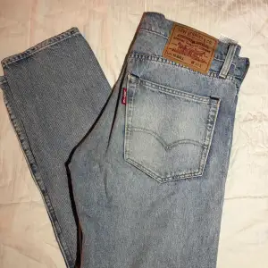 Säljer dessa levis jeans i modellen hi-ball i storleken 32/32. Varsamt använda och inga defekter. Skriv vid för fler bilder🥰