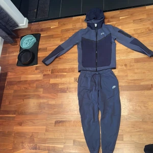 Nike tech  - Säljer nu en hel Nike tech hoodie och byxor. Priset kan diskuteras. Bara en liten defekt se på bild 3  