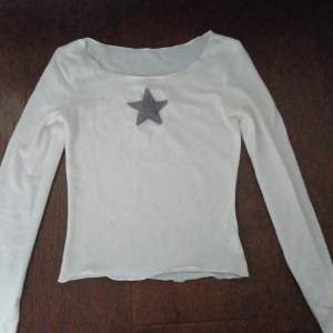 white long sleeved top with grey star,, soft material