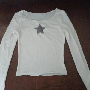 långarmig vit top - white long sleeved top with grey star,, soft material