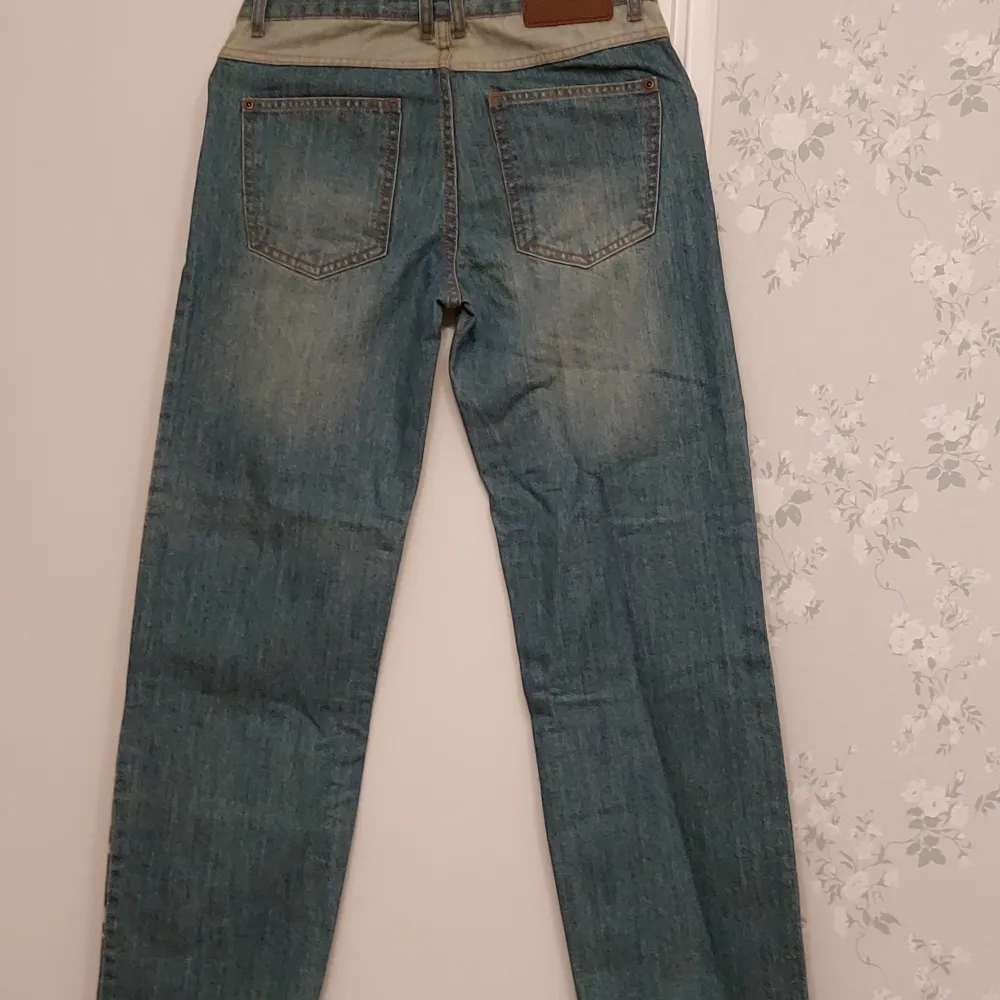 Trendiga jeans för tonåring. Ny utan prislapp. Mycket bra skick. . Farkut & Housut.