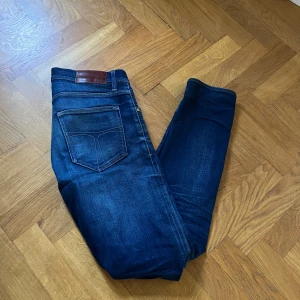 Tiger of Sweden jeans - Ett par riktig feta tiger of sweden jeans. Som är i bra skick men har en nice slitning med snusdosan och mobilen vid fickorna. Annars inga andra konstigheter. Hör av er vid frågor 😁🙏