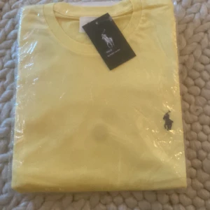 Polo Ralph lauren t-shirt gul - Säljer denna t shirt för att jag inte gillade färgen speciellt mycket men den är inte rörd bara på plasten och den är precis som ny