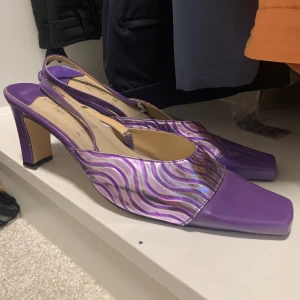 Klackskor - Skor köpta på sellpy. Lite slitna i banden (se bild) Stl 40