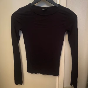 En svart tröja i bra skick - Tröjan är i bra skick och är inte använd jätte mycket.  Original pris är 200kr 
