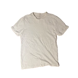 T-shirt - Vit tisha från H&M i regular fit. Fint skick